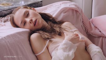 Leona Mia'Nın Duygusal Solo Performansı: Hd'De Vücudunun Uygulamalı Keşfi