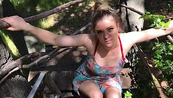 Amatör Üvey Anne, Ağaç Evinde Üvey Oğluna El Işi Yapıyor - Erin Electra