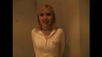 Sarışın Rus Amatör, Ev Yapımı Bir Videoda Yaşlı Adam Tarafından Beceriliyor