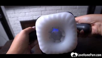 Genç Oğlanın Sert Sikinin Önünde Kendini Tatmin Ettiği Ev Yapımı Video.