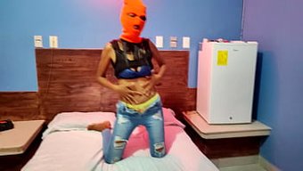 Bu Ev Yapımı Video, Otel Odasında Ateşli Bir Esmer Milf'I Içeriyor Ve Seksi Dans Ediyor.