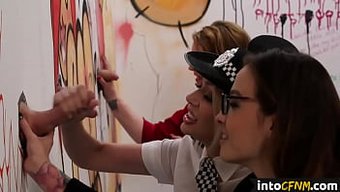 Avrupa Femdomları, Cfnm Gloryhole Sahnesinde Itaatkar Erkekleri Domine Ediyor