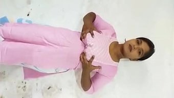 Hintli Bir Kadının Parmakları, Nemli Kıvrımlarını Viral Bir Xxx Videosunda Keşfediyor