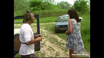 Nicole, Iki Siyah Adamla Klasik Bir Retro Üçlüde.