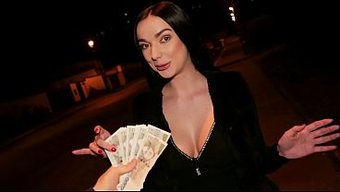 Doggystyle Anlaşması, Iç Çamaşırlı Esmer Hatunu Dört Ayak Üstüne Getiriyor.