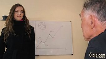 Büyük Göğüslü Bebek Yaşlı Adam Tarafından Sert Bir Şekilde Beceriliyor Ve Spermini Yutuyor