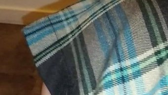 Cara'Nın Külotlu Çoraplı Bir Kaseden Oynak Içici Sütü