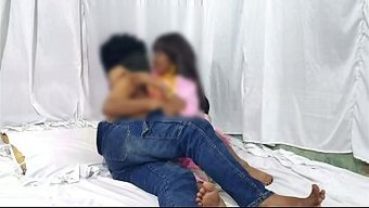Karım Yatakta Yavaş Bir El Işiyle Aletimi Yönlendiriyor.
