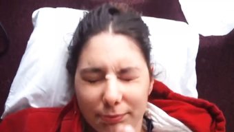 Dişleri Olan Bir Cumslut Için Yüzüne Boşalma