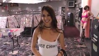 Riley Reid'In Sıkı Amerikan Amı, Gloryhole Tatmini Alıyor