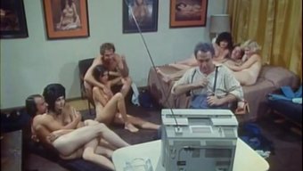 Kadınların Birbirlerini Emip Sikiştiği Klasik Bir Vintage Orgi