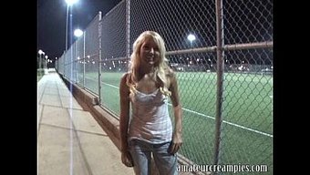 Gerçek Bir Üniversite Kızı Riskli Bir Creampie Alıyor