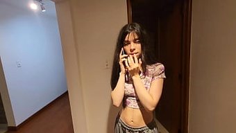 Gizemli Bir Adam Sokakta Bir Damatdan Yardım Istiyor Ve Minnettarlık Hareketi Olarak Karısını Baştan Çıkarıyor