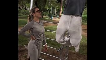 Yatak Odasında Eğitim Seansı, Cuckold Aşağılanmasına Ve Karısının Sikilmesine Dönüşüyor.