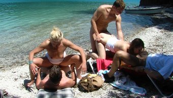 Vahşi Anal Ve Penis Eylemiyle Sert Halka Açık Alman Orgisi